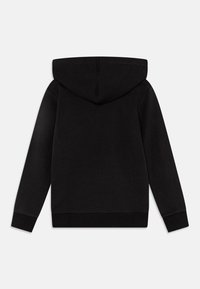 Sudadera negra con bolsillo canguro, puños y dobladillo acanalados, y una tela suave y texturizada. Presenta una capucha espaciosa sin marcas visibles.
