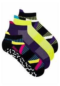 Zestaw czterech par skarpetek sięgających kostek w różnych kolorach: czarnym, fioletowym, neonowym żółtym, z wzorami, paskami i kontrastującymi wzorami na palcach.