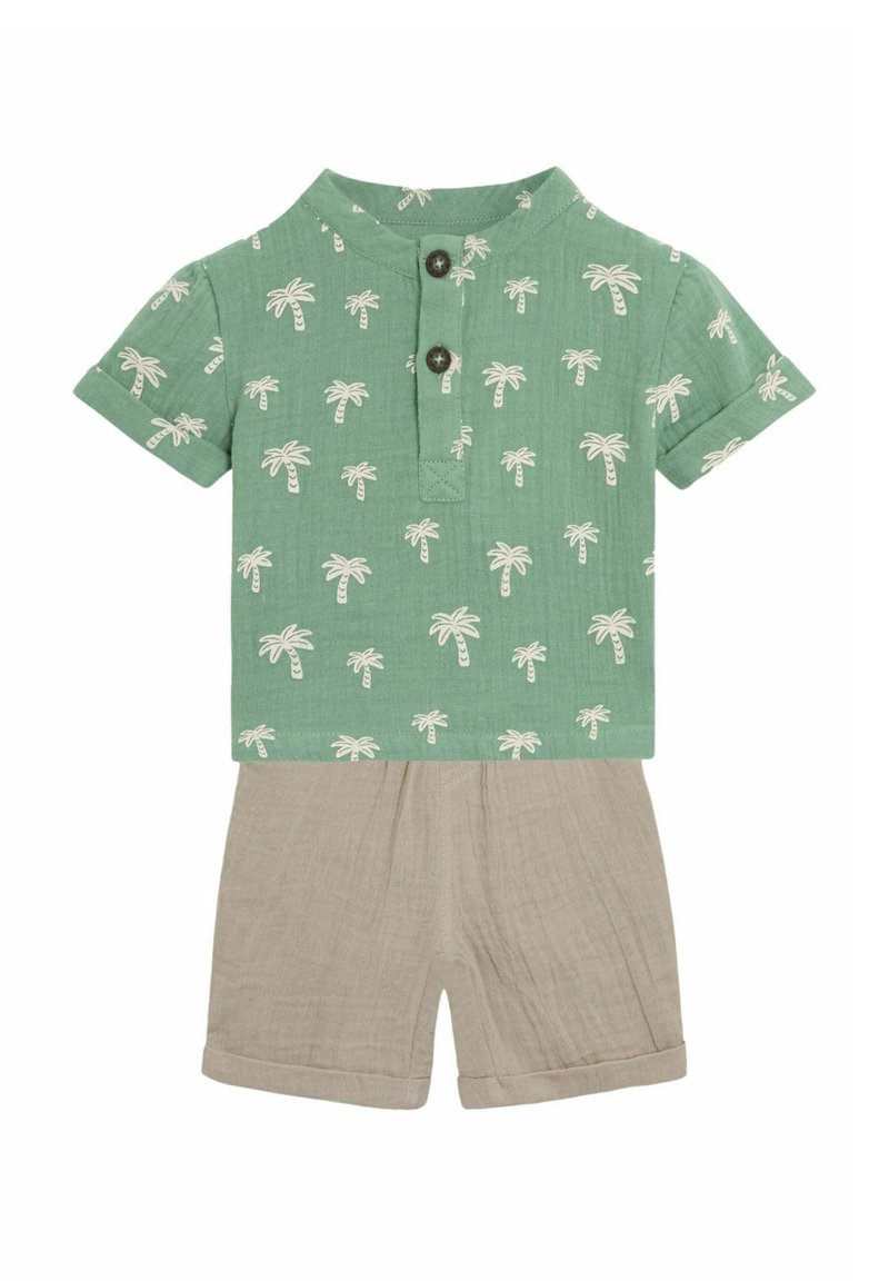 Kortærmet grøn skjorte med hvidt palme-træ mønster, knapdetalje, parret med beige shorts lavet af letvægtsstof.