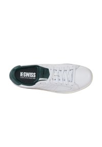 Adida�și din piele albă cu vârf rotund, accente verzi, șireturi plate și perforații pe laterale. Logo-ul K-Swiss pe branț.