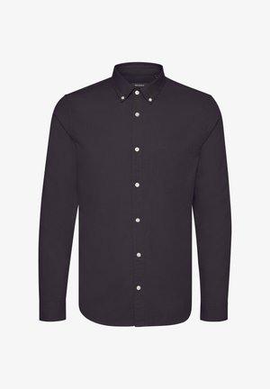 Tmavě fialová košile na dlouhý rukáv s knoflíkovým límcem a náprsní kapsou, jednoduchý design, vystavená na bílém pozadí.