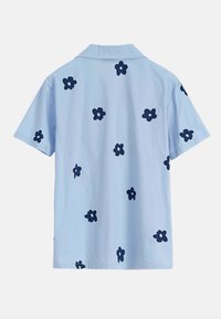 Chemise à manches courtes bleu clair avec un col et un motif de fleurs navy sur l'ensemble. Fabriquée à partir d'un tissu lisse avec un design à coupe décontractée.