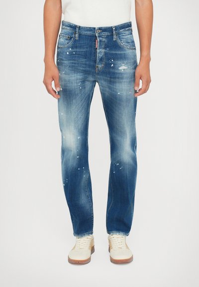 Blå denim jeans med en lys vask, slidte detaljer og lige pasform. Har fem lommer og en klassisk knaplukning.