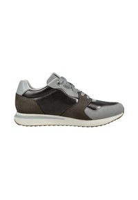 Sportlicher Sneaker aus einer Kombination von grauem und braunem Leder, mit glatten und strukturierten Oberflächen, runder Zehenpartie und einer weißen Gummisohle.