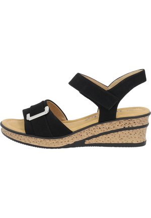 Zwarte wedge sandalen met een gestructureerde kurkachtige zool, uitgerust met twee zwarte banden en een zilveren metalen accent aan de voorkant. Zacht, flexibel bovenmateriaal.