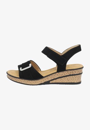 Zwarte wedge sandalen met een gestructureerde kurkachtige zool, uitgerust met twee zwarte banden en een zilveren metalen accent aan de voorkant. Zacht, flexibel bovenmateriaal.
