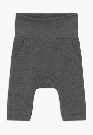 Mørkegrå bløde babybukser med bred elastisk linning og to sidelommer, vist på en hvid baggrund.