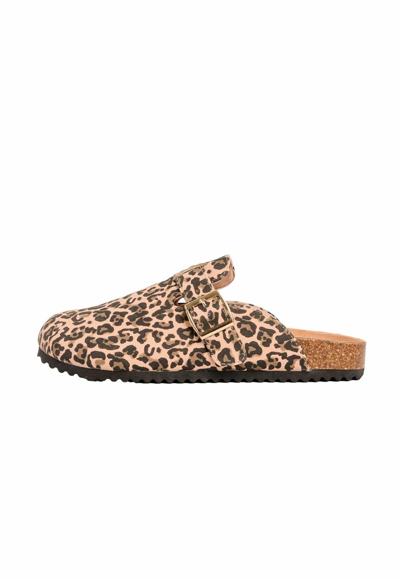 Leopardenprint instapklomp met een kurken voetbed, roze basis, zwarte accenten en een gouden gesp. Geprofileerde rubberen zool voor grip.