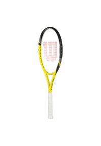 Tennisschläger mit einem schwarzen und gelben Rahmen, ovalem Kopf, weißem Griff, rotem Logo-Rautenmuster auf den Saiten und dem Aufdruck "PRO OPEN" am Schaft.