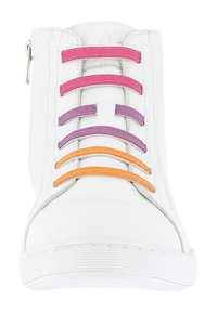 Weiße High-Top-Sneaker mit sechs bunten Stoffsenkeln in Pink, Lila und Orange. Sie verfügen über einen seitlichen Reißverschluss und eine strukturierte Gummisohle.
