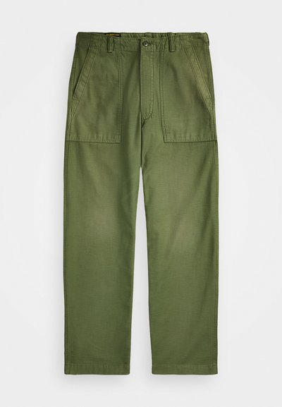Pantalones de algodón verdes con un ajuste relajado, que cuentan con dos bolsillos frontales y cierre de botón. Textura suave y diseño de pierna recta.