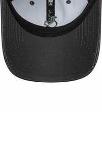 Schwarze Baseballmütze mit flachem Schirm, grauem Unterbill, strukturiertem Material, sechs Belüftungsöffnungen und einem kleinen Logo, das innen gestickt ist.