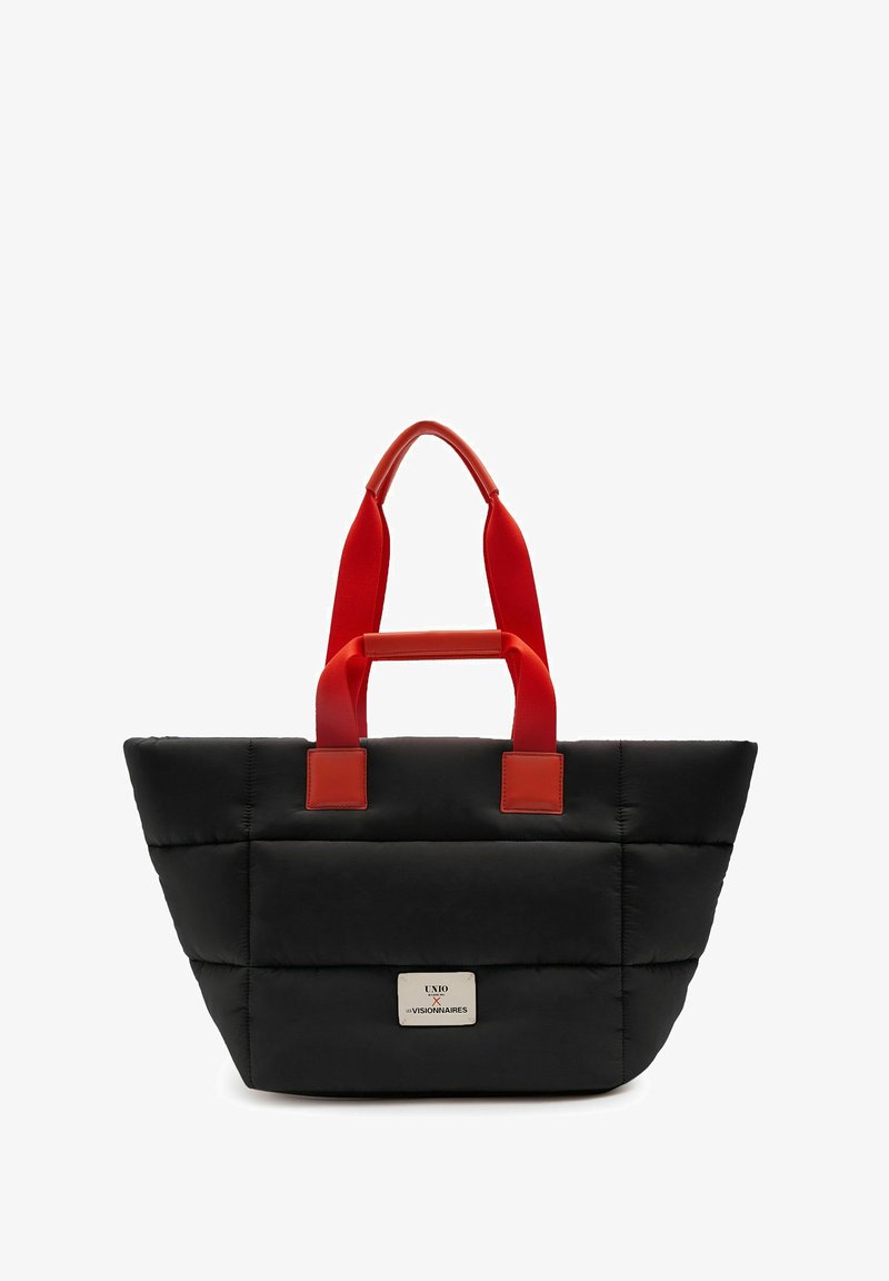 Sac cabas noir matelassé avec des poignées rouges et une étiquette blanche portant l'inscription "UNIO X VISIONNAIRES" au centre avant.