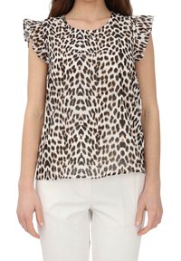 Blusa con stampa leopardata e maniche arricciate. Tessuto trasparente, sfondo crema con macchie nere e marroni. Vestibilità ampia, scollo rotondo e senza decorazioni visibili.