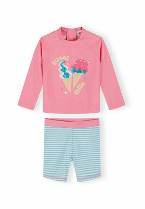 Różowa bluzka z długim rękawem z wzorem lodów w wafelku i napisem „Sweet Chills” w połączeniu z niebiesko-białymi paskowanymi szortami z różową gumką w pasie.