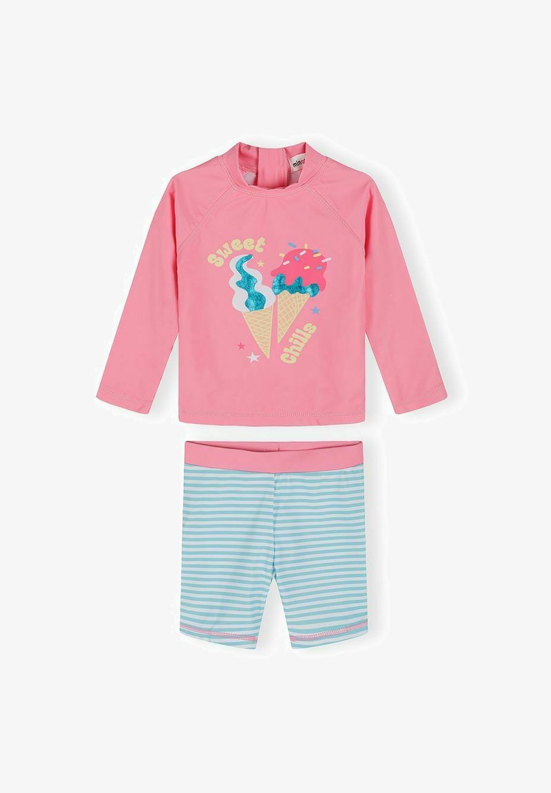 Haut rose à manches longues orné de cônes de glace et du texte « Sweet Chills », associé à un short rayé bleu et blanc avec une ceinture rose.