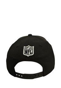 Cappellino da baseball nero con cinturino in plastica regolabile, dotato di un logo NFL ricamato sul retro. Realizzato in tessuto con una texture liscia.