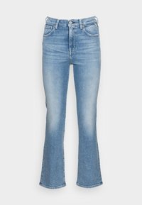 Jean évasé bleu clair en denim, doté d'une taille haute, de poches avant et d'une texture lisse avec un léger dégradé.