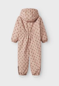Roze regenpak met kersenprint, elastische tailleband en manchetten, met een capuchon en ritsluiting, gemaakt van waterdicht materiaal.