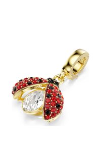 Χρυσό μενταγιόν σε σχήμα πασχαλίτσας με κόκκινες και μαύρες πέτρες στα φτερά, που ανοίγει για να αποκαλύψει μια μεγάλη, καθαρή και όμορφα κομμένη πέτρα στο εσωτερικό.