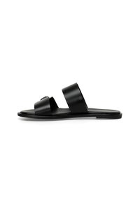 Zwarte platte slipper sandalen met twee brede banden. Gladde afwerking, minimalistisch ontwerp en een laag profiel zool. Geen decoratieve hardware of accenten.
