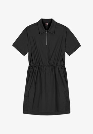 Schwarzes Kurzarmkleid mit Kragen, Frontreißverschluss, elastischer Taille und Seitentaschen, flach auf weißem Hintergrund liegend.