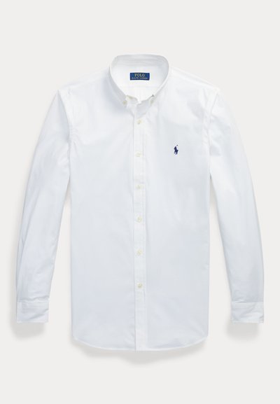 Biela dlhá košeľa na gombíky s golierom na gombíky a malým tmavomodrým vyšívaným logom na ľavej hrudi.