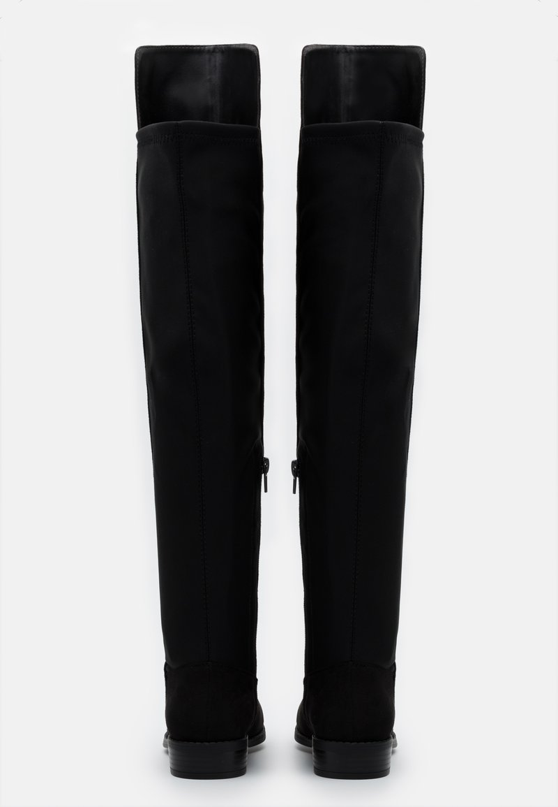 Schwarze Overknee-Stiefel mit glatter Textur, oberer Teil aus weichem Leder und subtilen Reißverschlüssen an den Seiten; flacher Absatz und rund zulaufendes Design.
