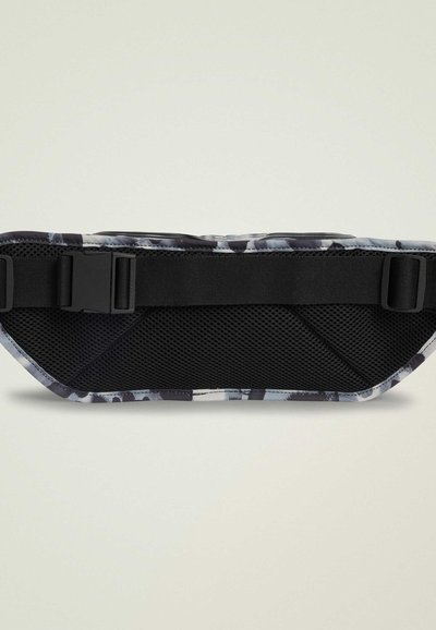 Czarna i szara torba na biodra z wzorem i siateczkową teksturą, wyposażona w regulowane paski oraz bezpieczne zapięcie na klamrę dla funkcjonalności.