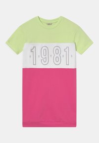 Kortærmet t-shirt med grønne, hvide og lyserøde farveblokke; "1981" tekst i rhinsten på forsiden; bomuldsstof; rund hals.