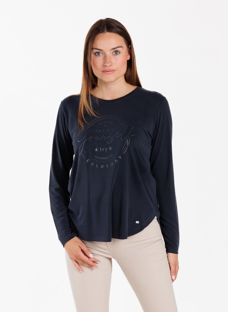 Navyblaues Langarmshirt mit Rundhalsausschnitt, das eine bedruckte Botschaft und einen abgerundeten Saum aufweist. Weicher Stoff mit lockerer Passform.