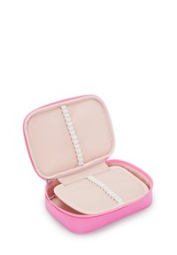 Custodia rosa con zip e superficie liscia. Interno rivestito in beige con elastici per l'organizzazione. Forma compatta e rettangolare.