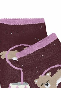 Burgunderfarbene Socken mit strukturiertem Strick, ausgestattet mit einem pinkfarbenen, gewellten Bündchen und einem Muster eines Bären in einem Korb, akzentuiert mit weißen Sprenkeln.