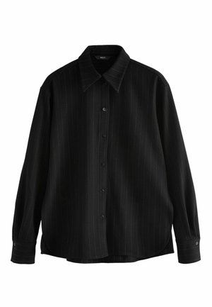 Chemise noire à manches longues à boutons avec de fines rayures verticales et un col pointu, présentée sur fond blanc.