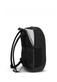 Mochila negra con correas de hombro acolchadas y panel trasero, parcialmente deszipada para mostrar una funda gris para laptop en el interior.