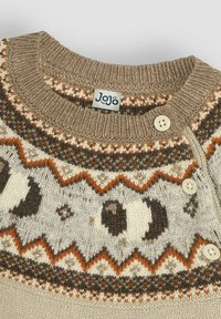 Beige gestrickter Pullover mit einem gemusterten Schulterbereich, der braune und orange geometrische Designs aufweist. Enthält drei weiße Knöpfe und ein "Jojo"-Label.