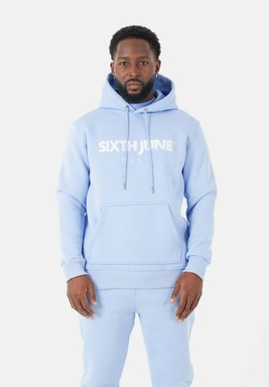 Sudadera azul claro con bolsillo canguro, cordones y logo impreso en blanco "SIXTH JUNE" en el pecho. Textura suave, grosor medio.