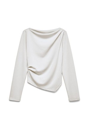 Biała damska bluzka z długim rękawem, z dekoltem z drapowaniem i asymetrycznym dołem, pokazana na płasko na białym tle.