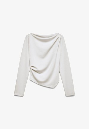 Bluză albă pentru femei cu mâneci lungi, cu decolteu drapat și tiv asimetric, afișată pe fundal alb, așezată dreaptă.