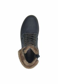 Botín oscuro de color azul con diseño de cordones, forro de pelo sintético, cuello acolchado y suela de goma marrón. Presenta costuras en contraste y cremallera.