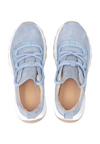 Hellblaue Wildledersneaker mit dicken Schnürsenkeln, einem gepolsterten Innenbereich und einer strapazierfähigen Gummisohle mit einem weißen und tanfarbenen Sockel.