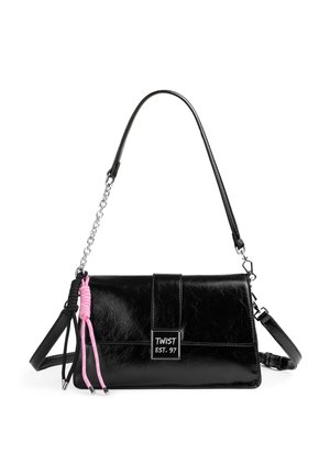 Sac à bandoulière en cuir noir avec chaîne argentée, cordons décoratifs noirs et roses, et étiquette métallique « TWIST EST. 97 » sur le rabat avant.