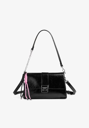 Sac à bandoulière en cuir noir avec chaîne argentée, cordons décoratifs noirs et roses, et étiquette métallique « TWIST EST. 97 » sur le rabat avant.