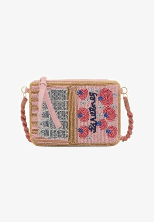 Kleine rechthoekige roze beaded clutch met bloemmotieven, een ritssluiting en een gedraaide stoffen polsband op een witte achtergrond.