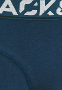 Dunkelblaue Herrenunterwäsche aus einem weichen, glatten Stoff, mit einem kontrastierenden elastischen Bund mit Logo und flachen Nähten für zusätzlichen Komfort.