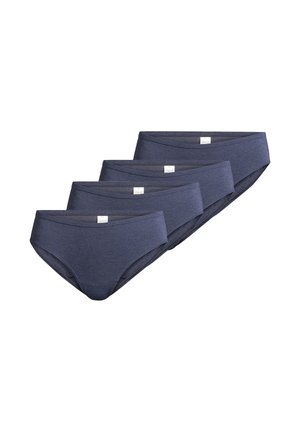 Vier marineblaue Baumwollslips, in versetzter Reihe auf weißem Hintergrund angeordnet, mit sichtbaren Größentags innen im Bund.