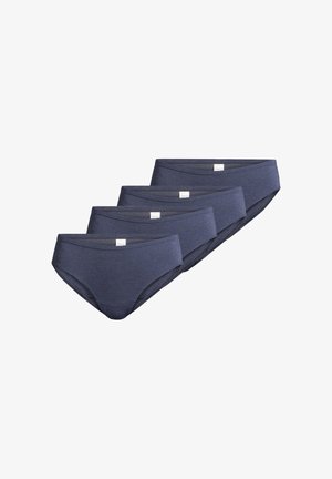 Vier marineblaue Baumwollslips, in versetzter Reihe auf weißem Hintergrund angeordnet, mit sichtbaren Größentags innen im Bund.