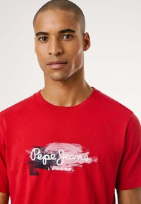 Pepe Jeans TREY TEE - Marškinėliai su spaudiniu - rugby red