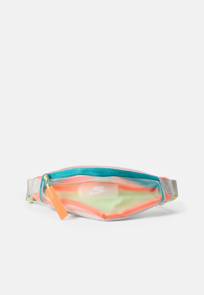 Saco de cintura transparente com acentos neon. Apresenta um fecho azul, etiqueta laranja e forro em rede. Fabricado a partir de materiais leves e duráveis.