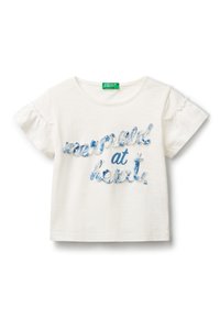 Camiseta blanca de manga corta con mangas acampanadas que presenta un texto azul que dice "sirena de corazón" en un diseño ondulado y texturizado.